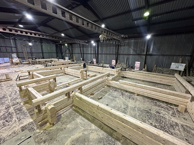 Рубка второго этажа комбинированного дома из соснового лафета в норвежский замок — производство SHUVOE